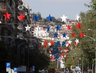 Αυστηρά τηρούνται τα μέτρα ασφαλείας στη ΔΕΘ: Γερανοί «σηκώνουν» αυτοκίνητα γύρω από το εκθεσιακό κέντρο (φώτο)